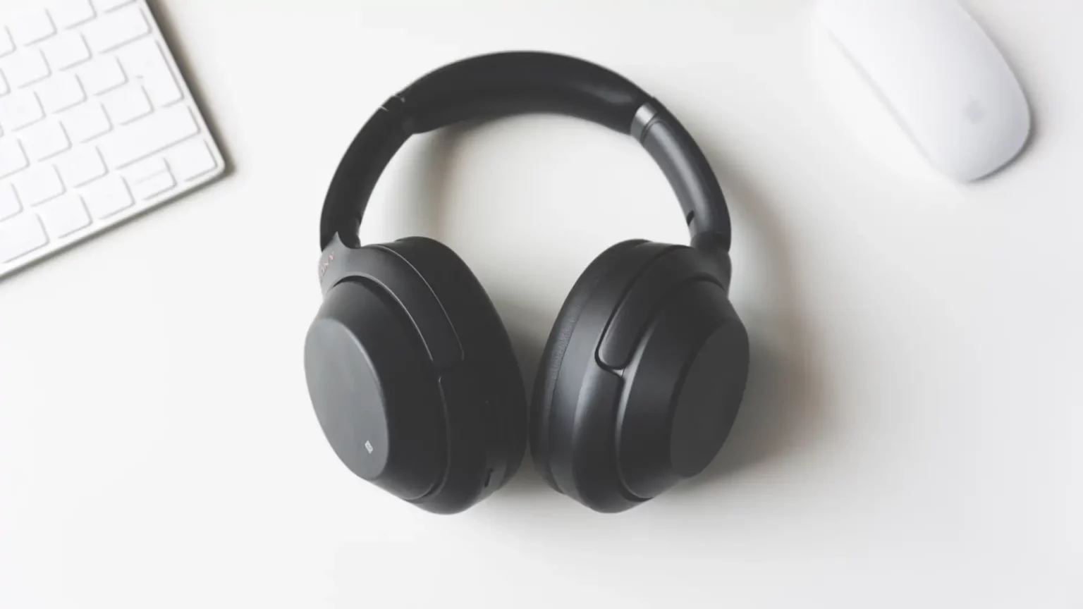 Jabra Headset – Det självklara valet Headset på ett vitt skrivbord