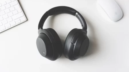 Headset på ett vitt skrivbord